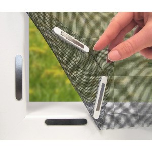 Easymaxx Moskitonetz Schwarz mit Magnet-Klick-System am Fensterrahmen befestigt.