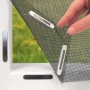 Easymaxx Moskitonetz Schwarz mit Magnet-Klick-System am Fensterrahmen befestigt.