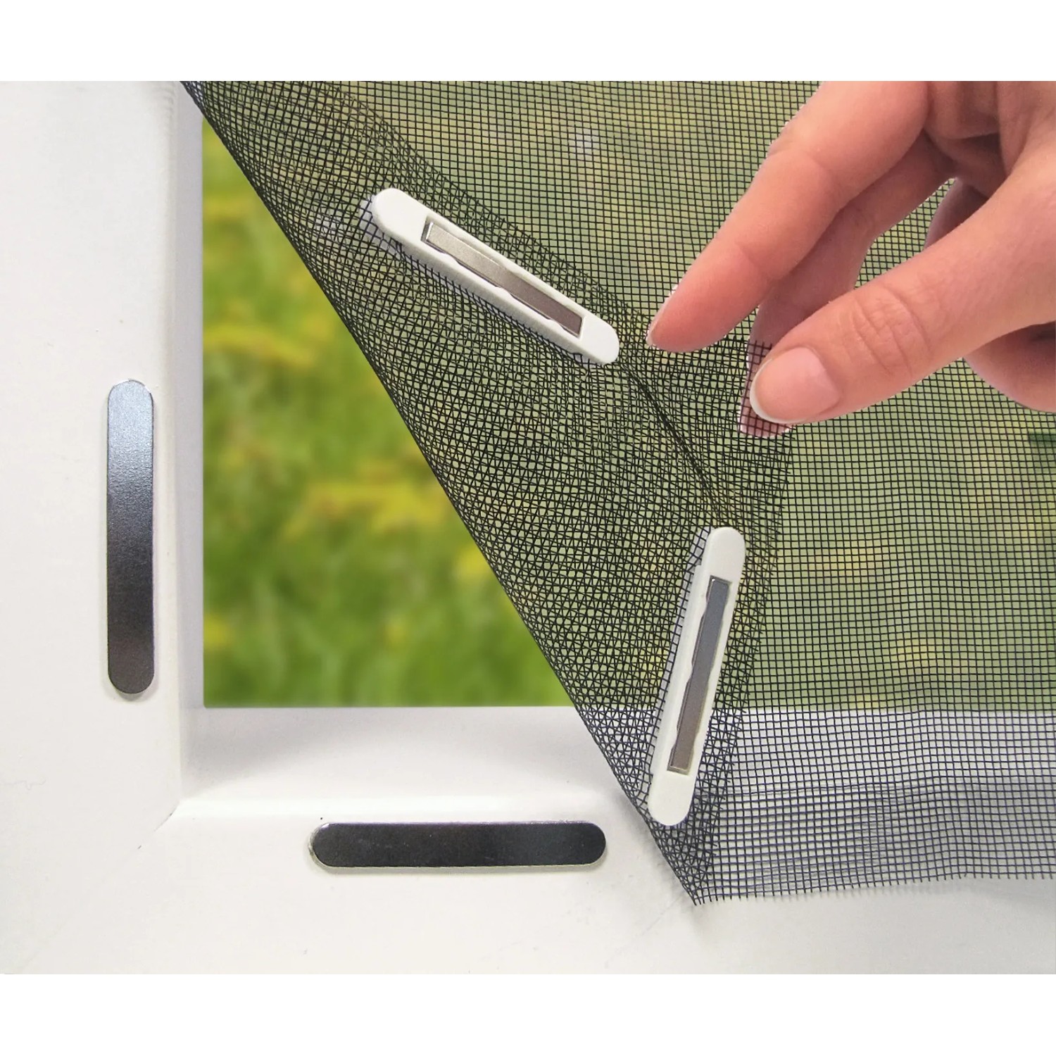 Easymaxx Moskitonetz Schwarz mit Magnet-Klick-System am Fensterrahmen befestigt.