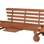 Gartenbank Rincon aus Eukalyptusholz mit grauer Auflage und Rädern.