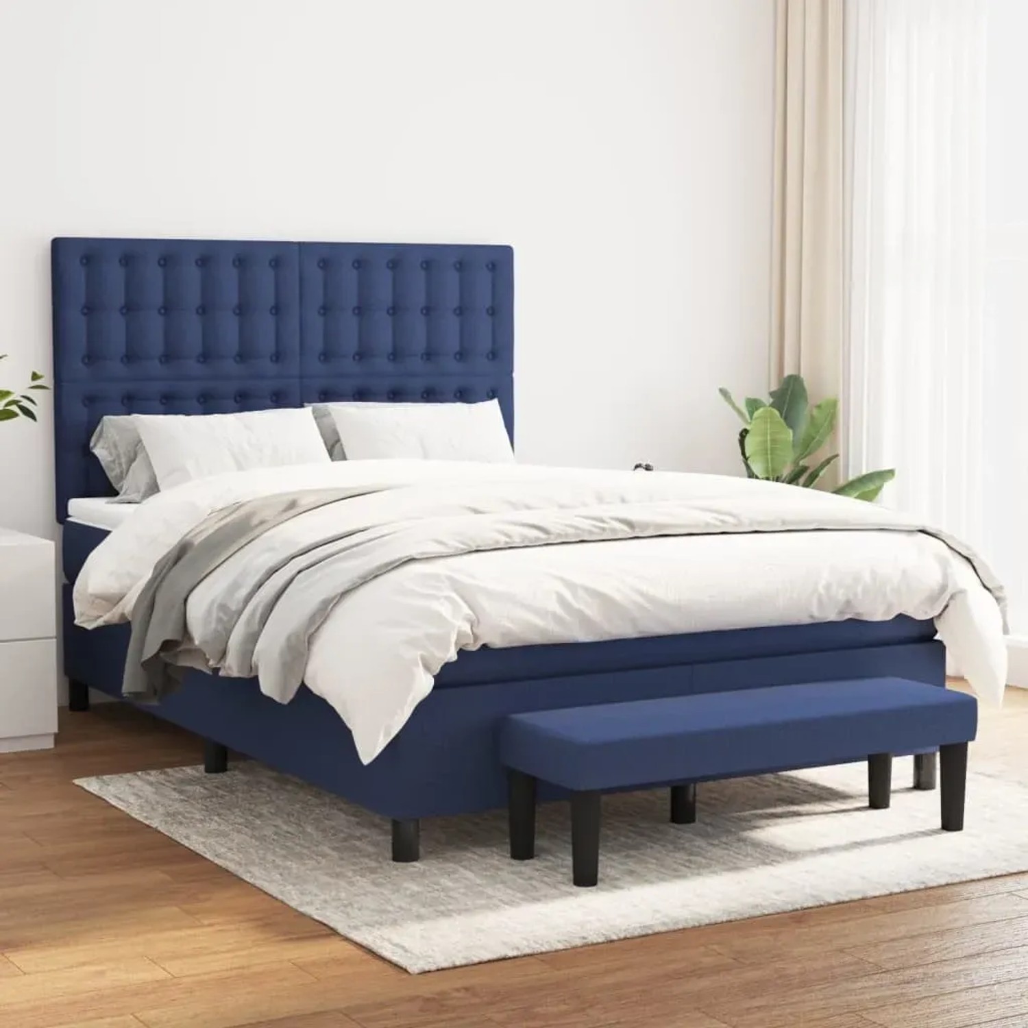Blaues Boxspringbett (140x200 cm) mit Matratze, Kopfteil und Bank. Stoffbezug.
