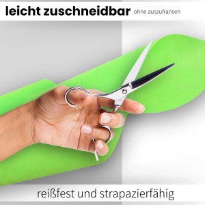 Zuschneiden des dunkelblauen Sensalux Vlies-Tischläufers mit einer Schere.