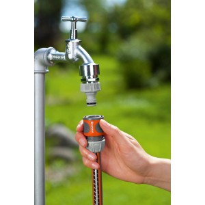 Gardena Schlauchverbinder (13mm/15mm) wird an Wasserhahn angeschlossen. Gartenschlauch-Zubehör.