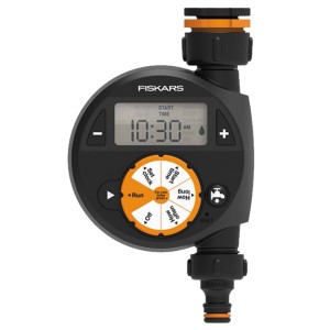 Fiskars Zeitschaltuhr in Schwarz-Orange für die Gartenbewässerung.