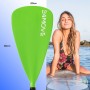 Grünes 24MOVE SUP Paddel aus Aluminium, 210cm, neben Frau auf Surfbrett im Wasser.