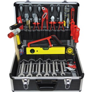 Gefüllter Famex Werkzeugkoffer 443-97 aus Aluminium mit Werkzeug wie Hammer, Zange, Schraubendreher und Schraubenschlüssel.