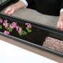 Floraworld Wasserspeichermatte im Blumenkasten mit Pflanzen und Erde.