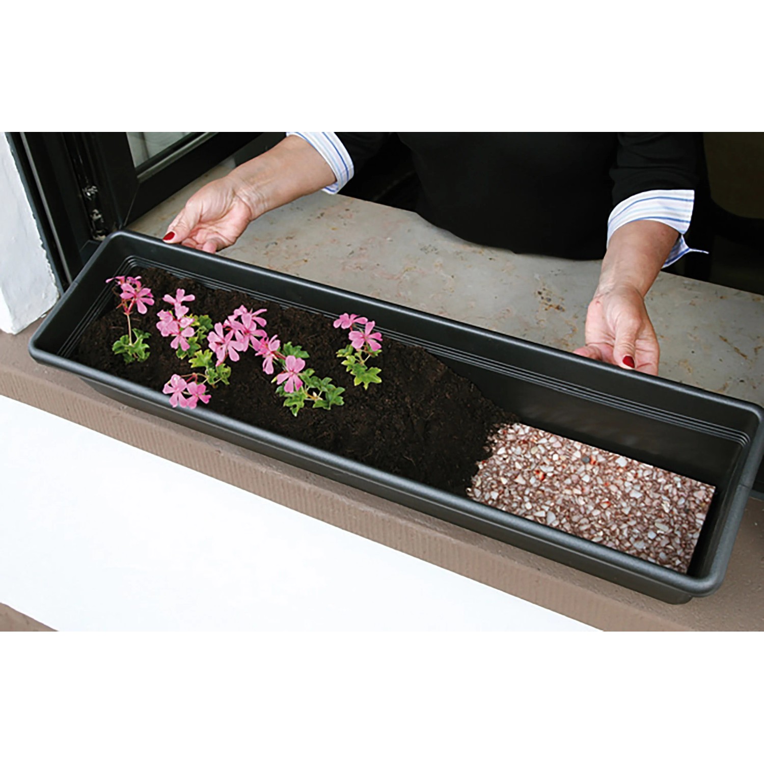 Floraworld Wasserspeichermatte im Blumenkasten mit Pflanzen und Erde.