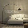 Schwarze Tectake Bogenleuchte Arcus im Retro-Stil neben weißem Sofa. Höhenverstellbare Stehlampe mit perforiertem Schirm.