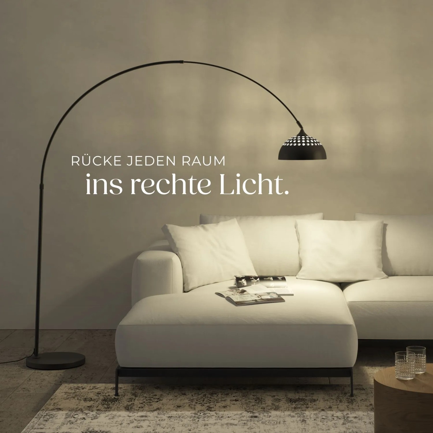 Schwarze Tectake Bogenleuchte Arcus im Retro-Stil neben weißem Sofa. Höhenverstellbare Stehlampe mit perforiertem Schirm.