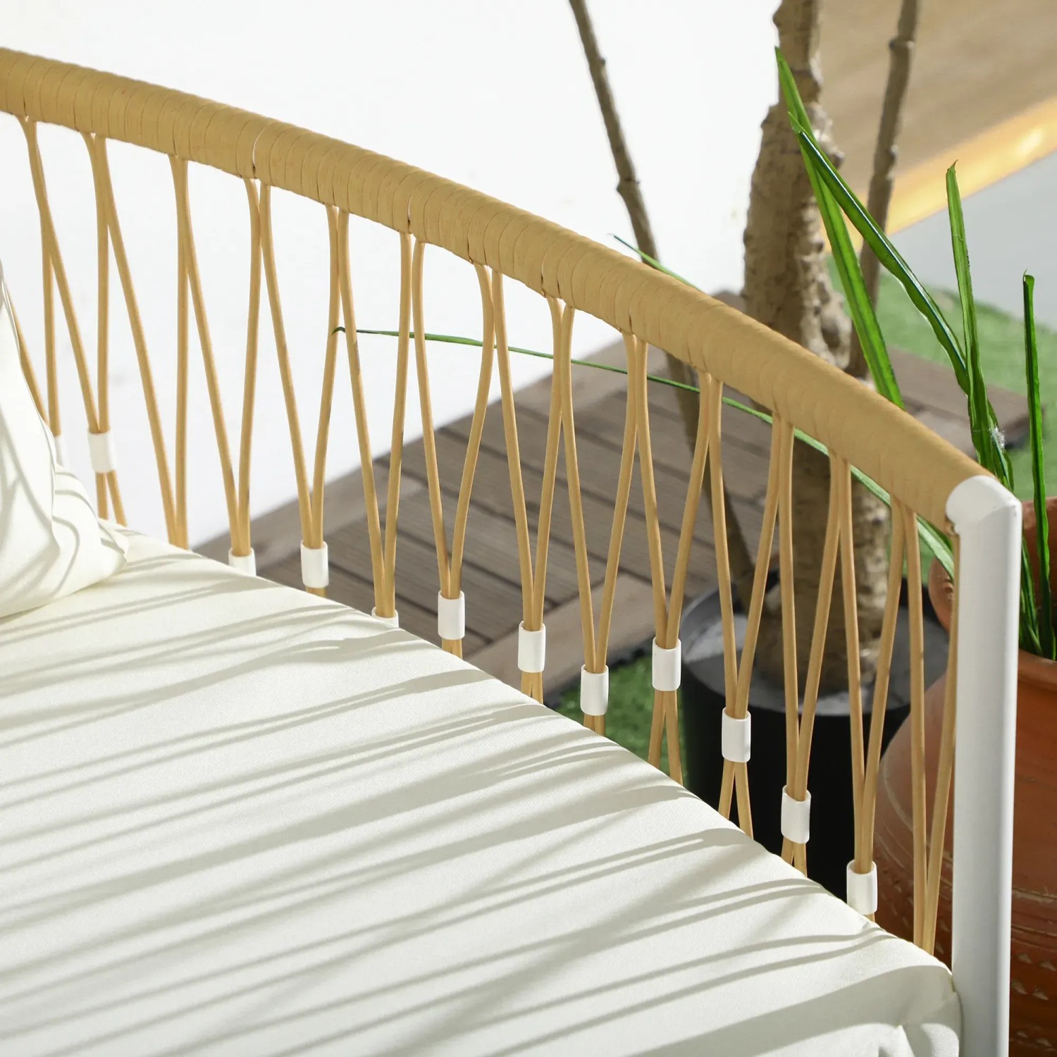 Detailansicht: Gelbes Outsunny Gartenmöbel Set mit Rattan und Polster.