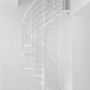 Weiße Minka Spindeltreppe Venezia, Durchmesser 120 cm, mit Holzhandlauf und Edelstahlgeländer.