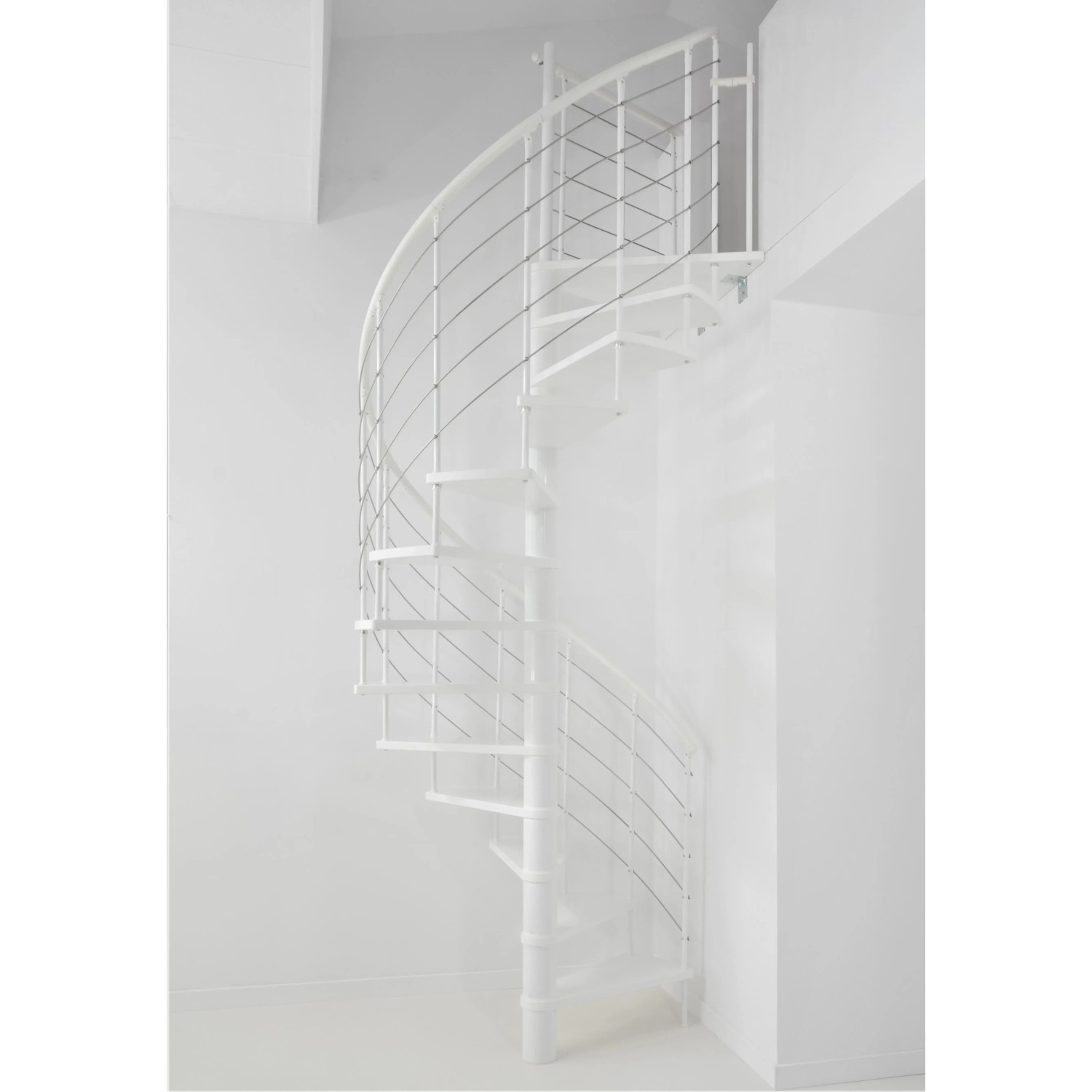 Weiße Minka Spindeltreppe Venezia, Durchmesser 120 cm, mit Holzhandlauf und Edelstahlgeländer.