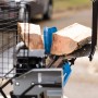 Scheppach HL460 Holzspalter liegend mit Holzscheit vor blauem Spaltkeil.