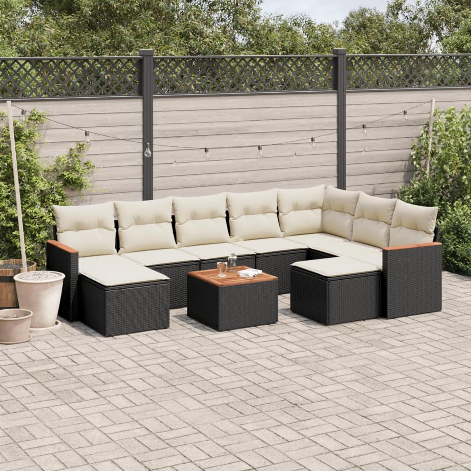 Schwarze 10-tlg. vidaXL Garten-Sofagarnitur aus Rattan mit cremefarbenen Kissen und Tisch.