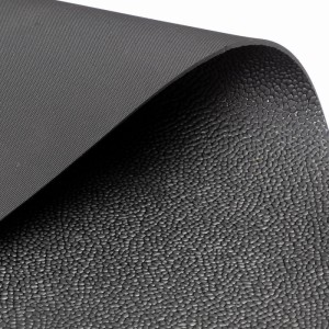 Graue KARAT Stallmatte, wasserbeständig und robust, mit genoppter Oberfläche für sicheren Halt.