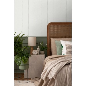 Vliestapete mit gemalten Streifen in Beige und Weiß. Dekorative Wandgestaltung für ein stilvolles Schlafzimmer.