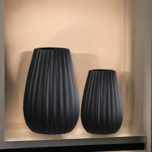 Gilde 2er Set Vasen Piega Schwarz, mattes Porzellan, gerippt, konisch. Elegante Dekovasen für Blumen.