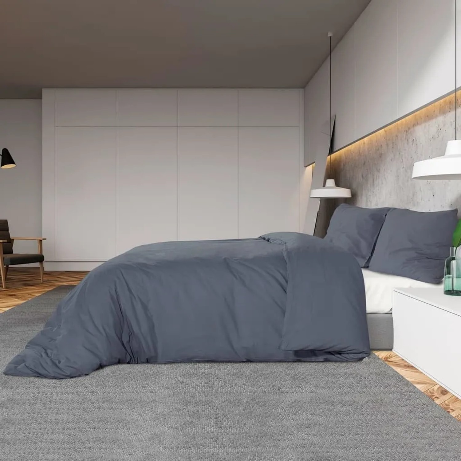 Anthrazitfarbenes Baumwoll-Bettwäsche-Set mit Deckenbezug und zwei Kissenbezügen auf einem Bett.