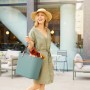 Frau mit Rotho Multibag Albula Style 25 l in Mistletoe Green als Einkaufstasche.
