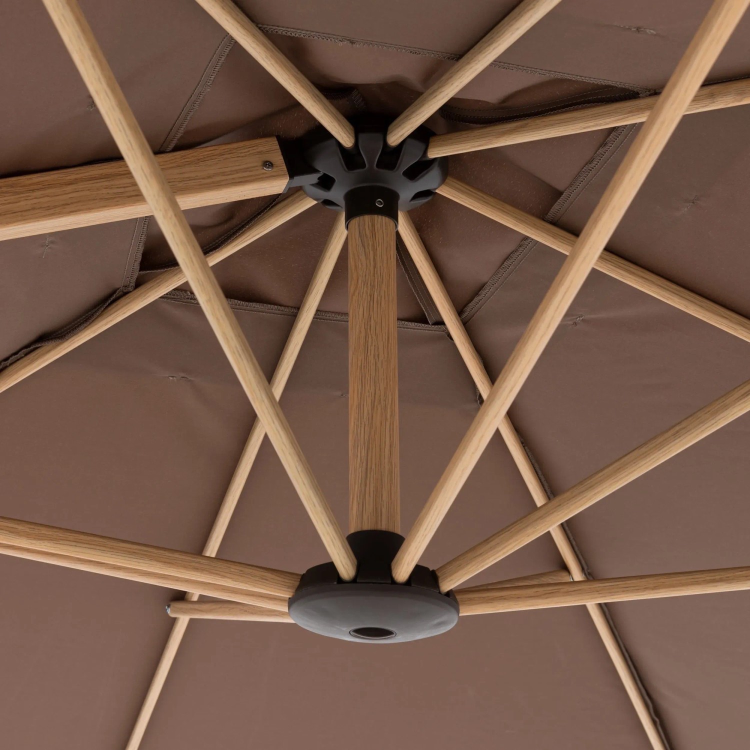 Detailaufnahme: Doppler Ampelschirm Alu Wood, 300x220 cm, Greige, Unterseite mit Holzstreben.