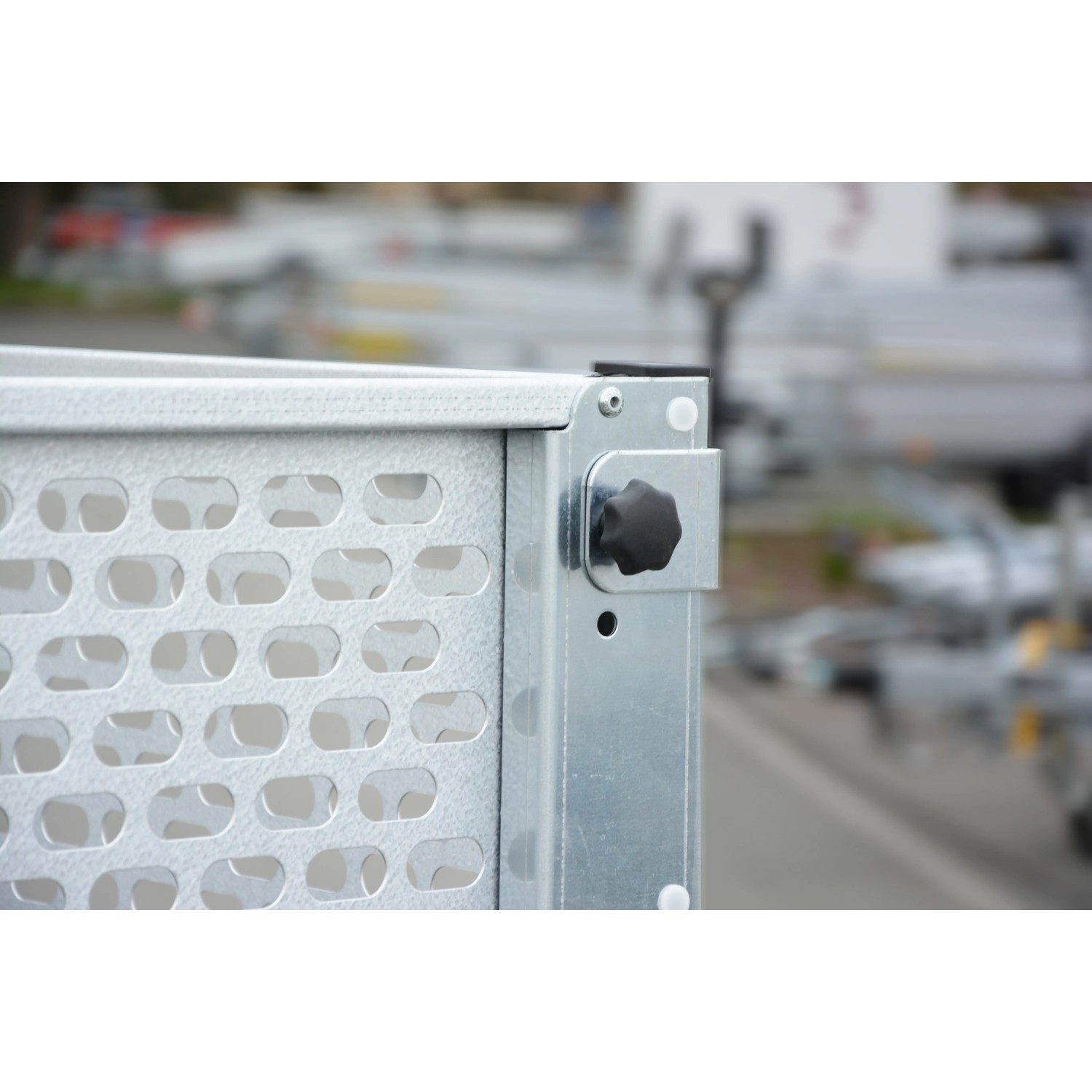 Detailaufnahme Stema Gitteraufsatz für Autoanhänger Variolux 750, verzinktes Lochblech, 66 cm hoch.