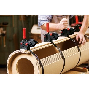 Bessey Bandspanner BAN700 im Einsatz: Spannt ein Werkstück mit gleichmäßigem Druck. Spannwerkzeug mit Vario-Ecken.
