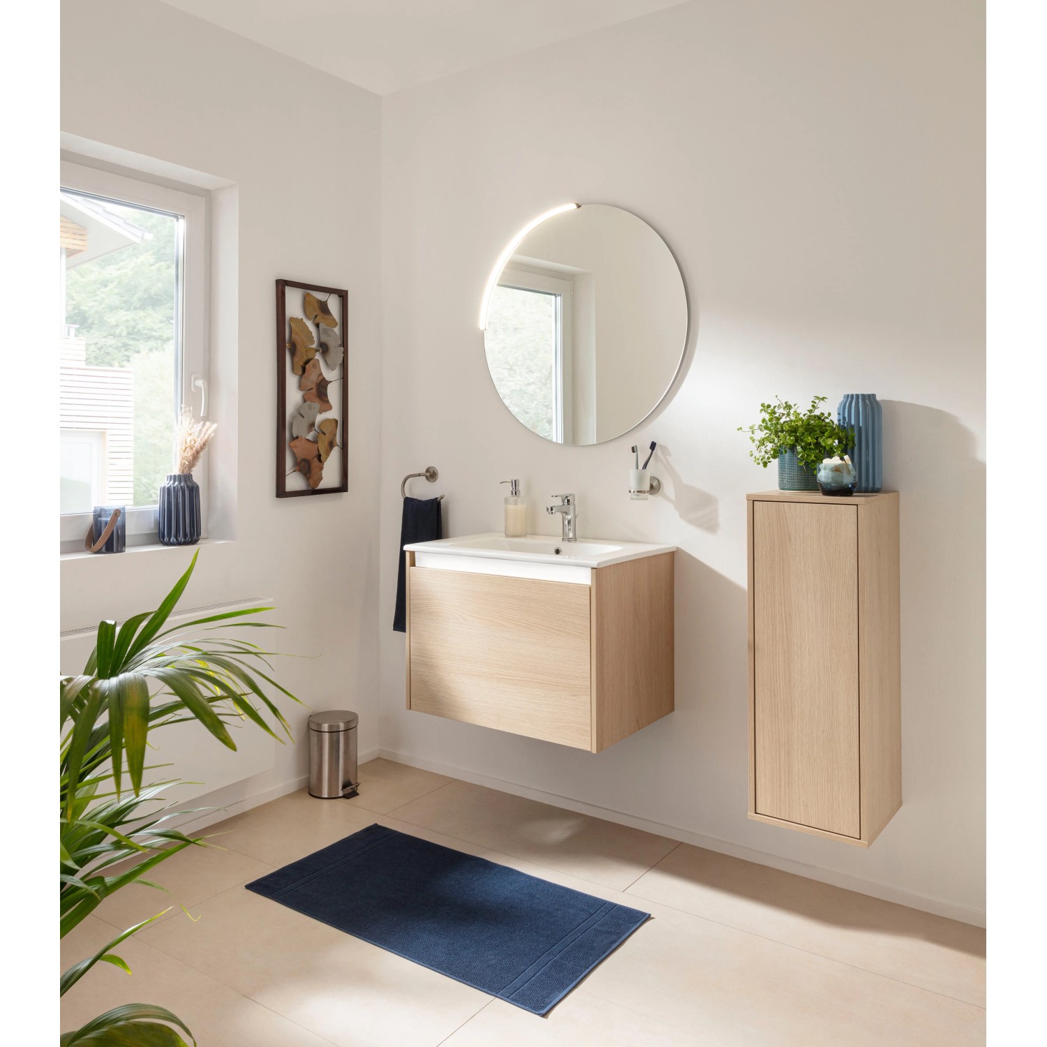 Fackelmann Spiegel Moon 80cm mit LED-Leuchte in modernem Badezimmer.