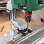 Bosch PBD 40 Tischbohrmaschine beim Bohren von Metall, mit Laser und LED-Licht.