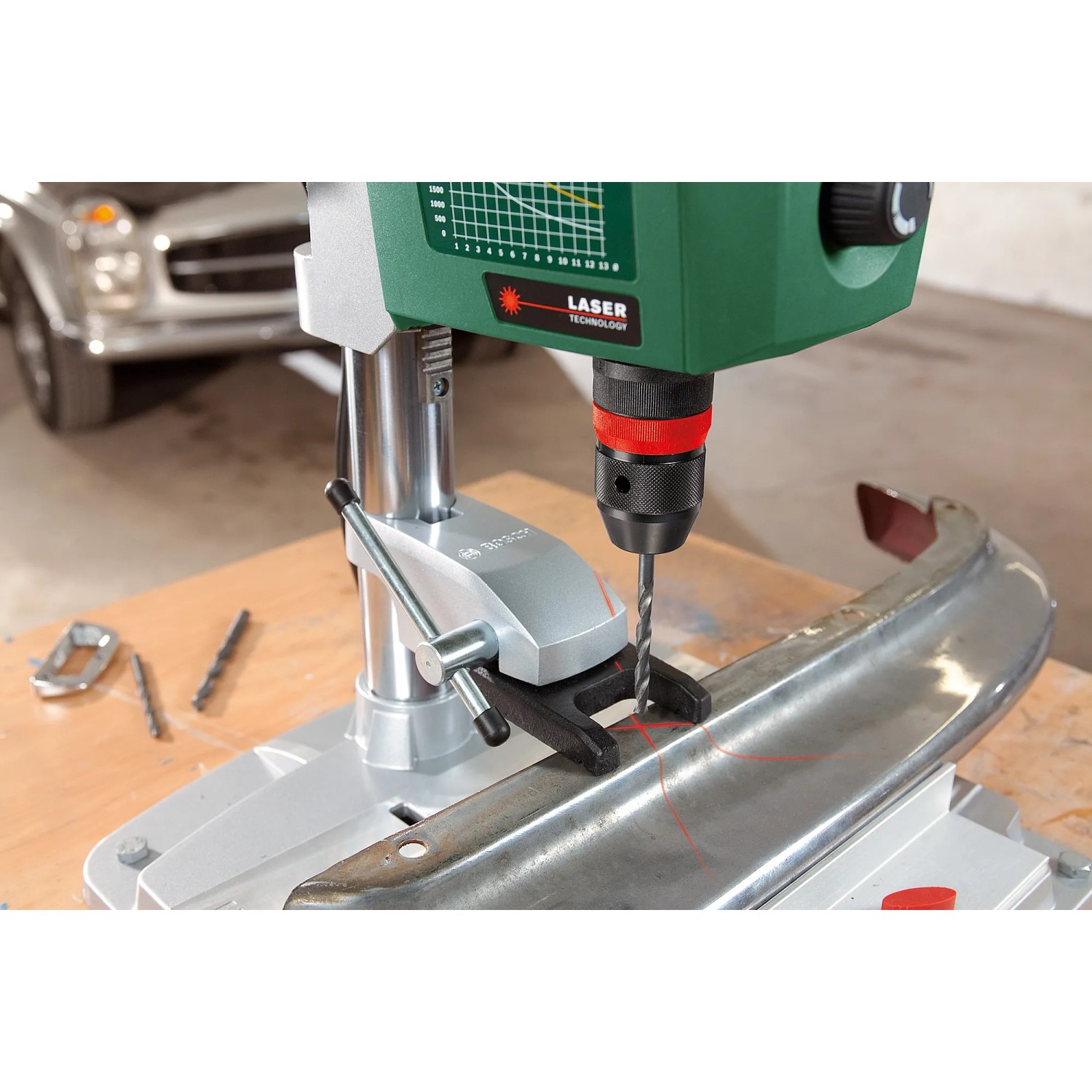 Bosch PBD 40 Tischbohrmaschine beim Bohren von Metall, mit Laser und LED-Licht.