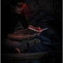 Mann liest im Zelt mit roter Energizer Kopflampe Universal + Headlamp.