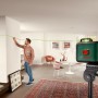 Bosch UniversalLevel 360 Kreuzlinienlaser im Einsatz mit Stativ. Grüne Laserlinie an der Wand.