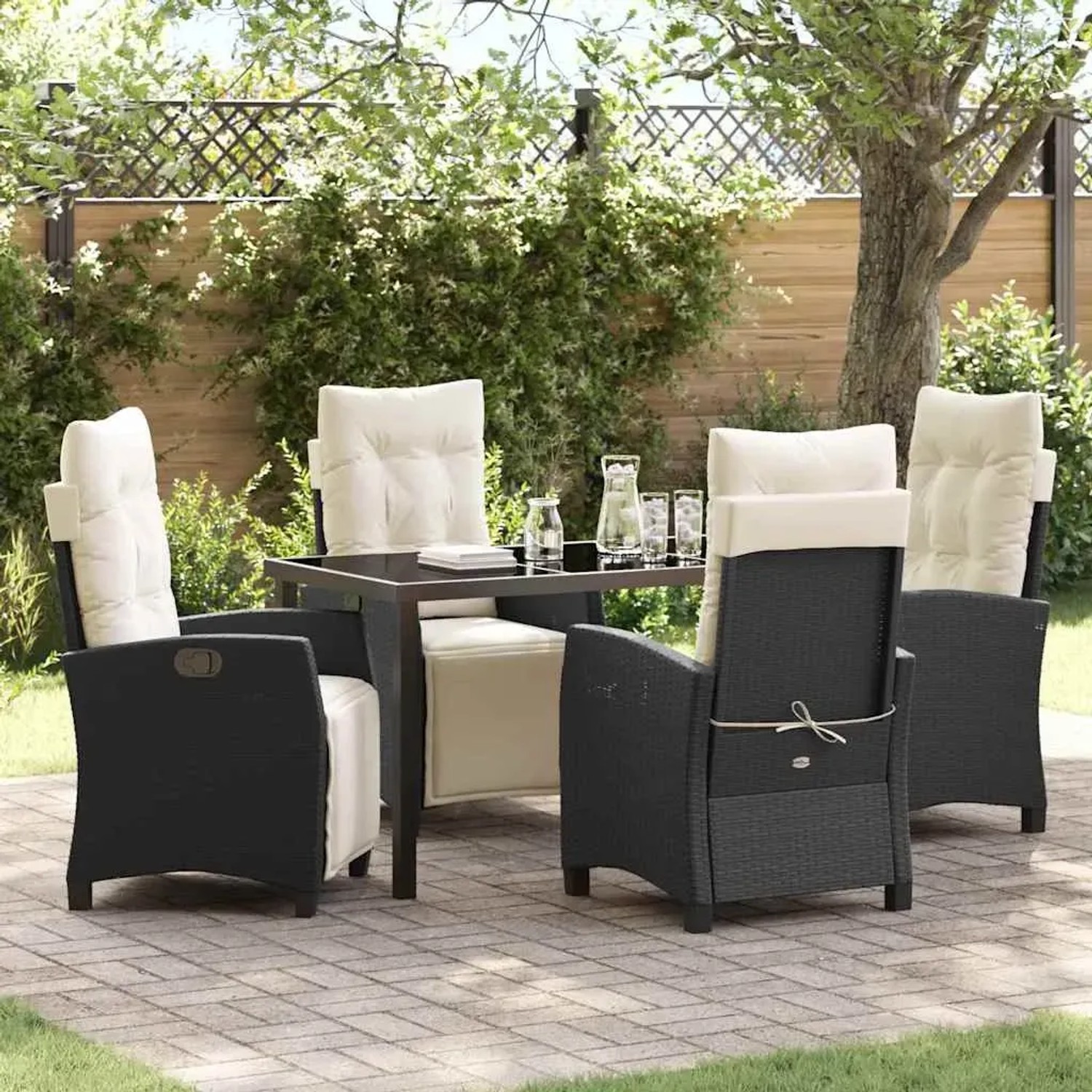 Schwarze vidaXL Garten Essgruppe, 5-teilig, aus Poly Rattan mit Tisch und Stühlen mit Auflagen.