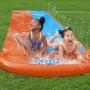 Bestway H2OGO! Wasserrutsche für 2 Personen im Garten mit spielenden Kindern.