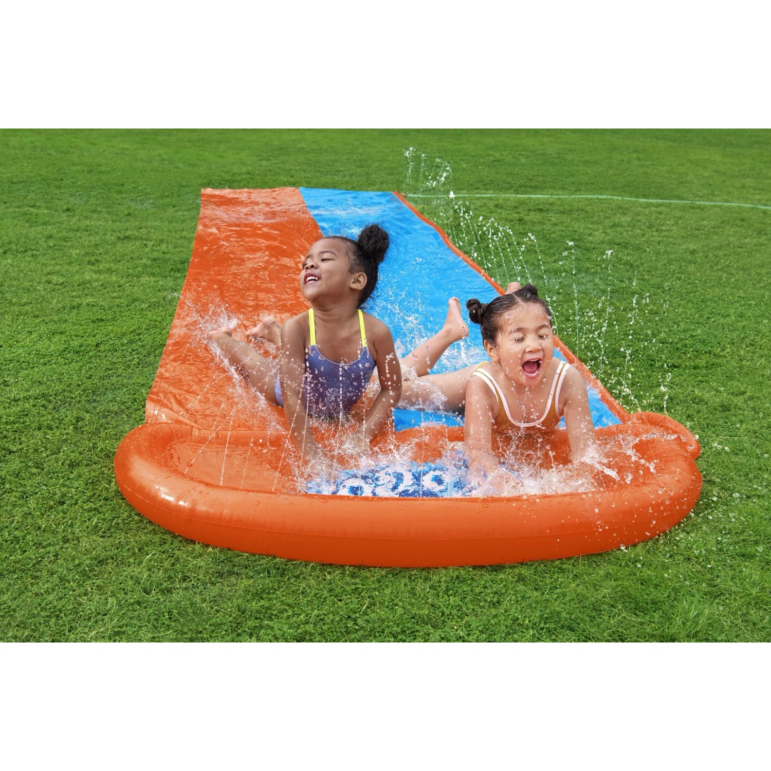 Bestway H2OGO! Wasserrutsche für 2 Personen im Garten mit spielenden Kindern.