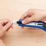 LUX Cuttermesser Classic 100 mm in Aktion: Hand schiebt Klinge heraus.