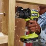 Ryobi Akku-Schlagbohrschrauber RPD18BL2-0 beim Bohren in Holz mit Zweithandgriff.