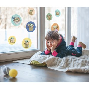 Mädchen liegt vor Fenster mit Komar Fenstersticker Grogu Padawan Wanddeko.