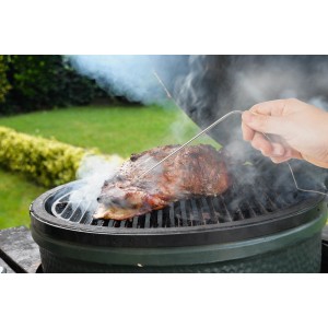 Funk-Fleischthermometer von Velleman misst Temperatur von Fleisch auf Grill, Grillutensil.