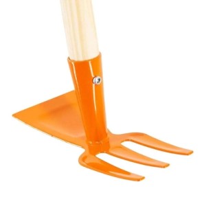 Orangefarbenes Kinderdoppelhäckchen aus Metall mit Holzstiel. Gartenwerkzeug für Kinder mit Hacke und Rechen.
