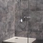 Duschbereich mit Duschwanne, Armatur und grauer Wand. Klebstoff für Fliesen im Bad verwenden.