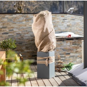 Windhager Jute-Gewebematte, 100x400cm, als Winterschutz um Pflanze gewickelt.