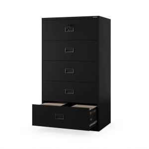 Schwarzer JAN NOWAK Metall-Aktenschrank SARA XL V5 mit 5 Schubladen, eine offen mit Dokumenten. Ideal für Büroschränke.
