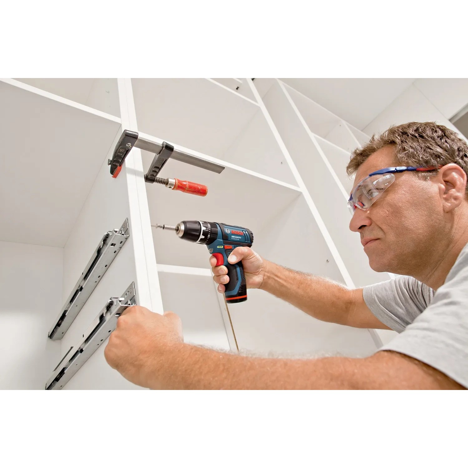 Bosch Professional Akku-Bohrschrauber GSR 12V-15 im Einsatz beim Möbelbau.