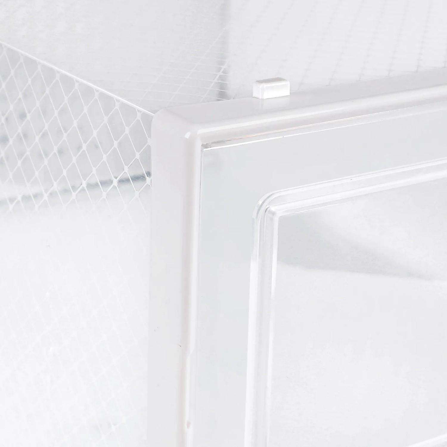 Detailaufnahme: Transparente Songmics Schuhbox mit weißem Rahmen, Teil einer Schuhkommode.