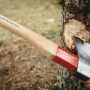 Ochsenkopf Axt spaltet Holz. Universal Gold Axt mit Rotband-Plus Stiel für sicheres Arbeiten.