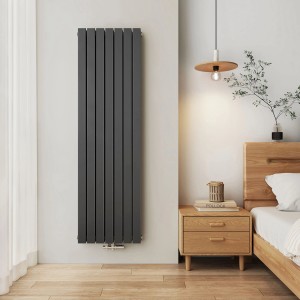 Vertikaler, doppelter Emke Badheizkörper in Anthrazit (180x53cm) im modernen Schlafzimmer.