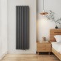 Vertikaler, doppelter Emke Badheizkörper in Anthrazit (180x53cm) im modernen Schlafzimmer.