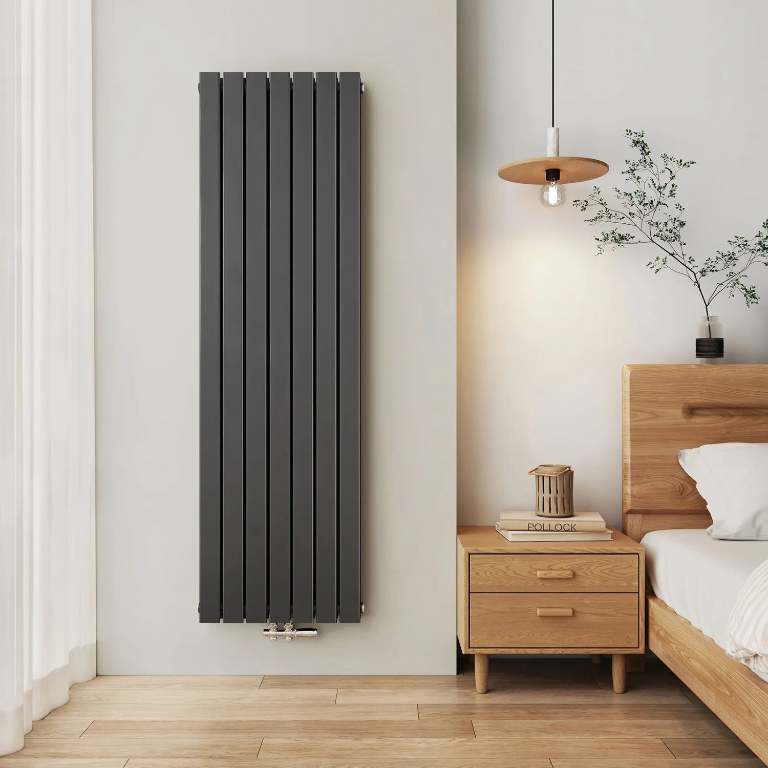 Vertikaler, doppelter Emke Badheizkörper in Anthrazit (180x53cm) im modernen Schlafzimmer.