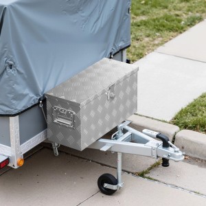 Silberne Alu-Riffelblech Kiste auf Anhänger-Deichsel, mit Schloss und Griffen. Robuste Truckbox für Werkzeuge & Ordnungssysteme.